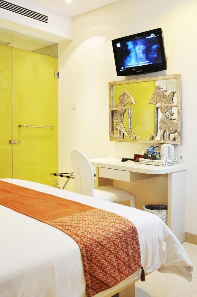Hotel Pyrenees Jogja 2*