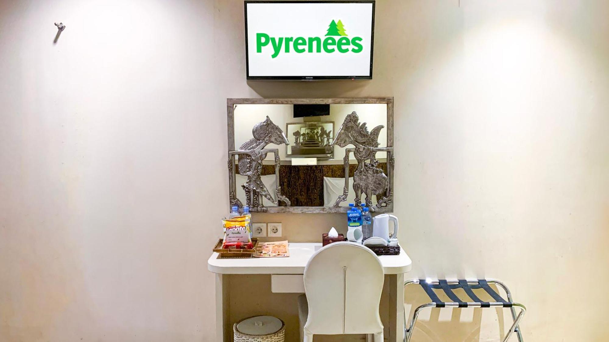 Hotel Pyrenees Jogja 2*
